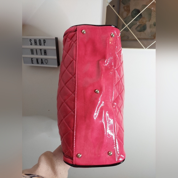 Large pink lock purse with quilted design and chain handles - Picture 2 of 14